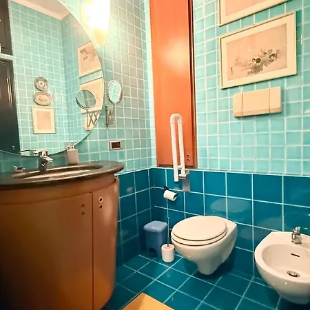 A43 - Ancona, Ampio Trilocale Con Giardino アパート *